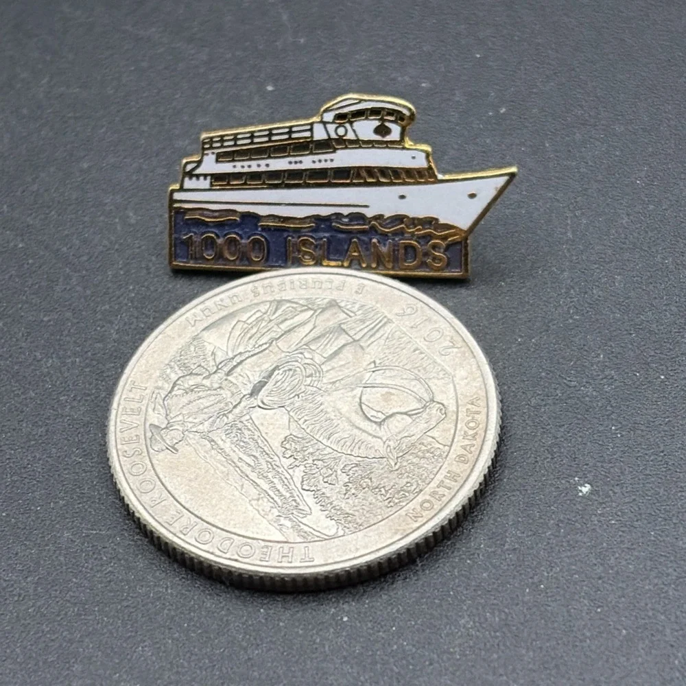 1000 Islands Boat Tours Lapel Hat Pin‎